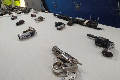 Las armas incautadas fueron mostradas a la prensa