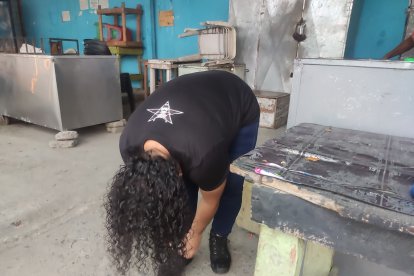 Al salir, Dayanna se acomoda sus botines negros. Para visitar a su esposo, en cambio, usa sandalias.