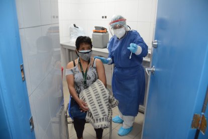 Rosa Caiza, enfermera de la casa de salud, fue una de las beneficiadas.