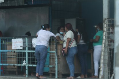 Las féminas se reúnen a conversar fuera del centro de rehabilitación social.