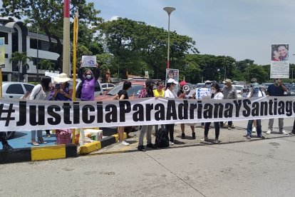 Familiares de Adriana y Santiago realizaron un plantón una hora antes de que inicie la audiencia. Exigían justicia.