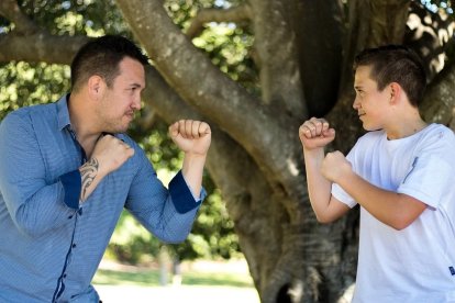 Recuerda la violencia solo genera violencia. Trata de calmarte antes de hablar con tu hijo y descubrir qué lo enfada.