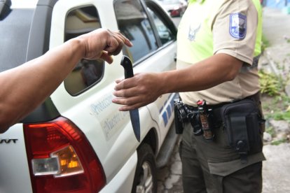 El arma blanca fue llevada como evidencia del delito.