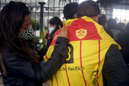 Amigas de Valverde llevaron camiseta para firmar sobre ella y enviar mensajes de condolencia.
