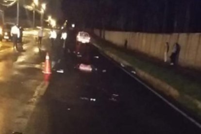 La policía recogió una placa en el lugar de los hechos.