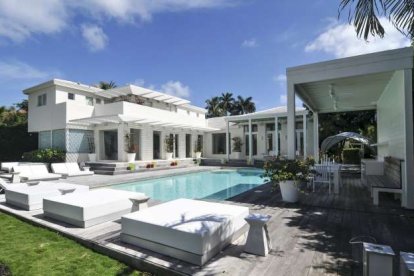 Dentro del área habitable de 847 metros cuadrados, el inmueble posee 6 habitaciones y 7 baños.