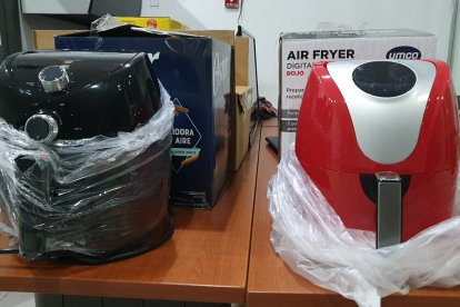 Estos y otros electrodomésticos también fueron hallados en poder de los sospechosos.