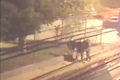 Es la captura del vídeo en la que se observa cómo el atacante apuñaló a Luis.