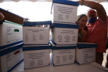 Las cajas en donde habría 16.000 actas con inconsistencias y que se  presentarán como pruebas.