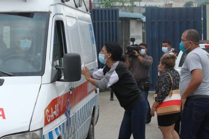 En las ambulancias que salían del recinto carcelario buscaban información.