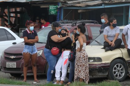Poco a poco, familiares de los internos se agruparon en los exteriores de los reclusorios.  GUAYAQUIL-ECUADOR