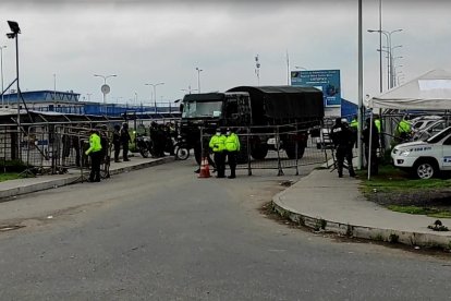 El contingente policial y militar se afincó en las afueras del CRS de Latacunga.