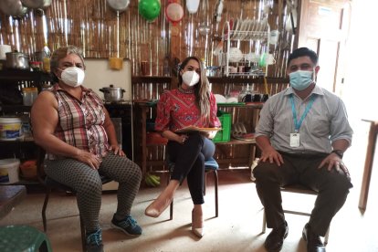 Bertha con el defensor público que la ayudó.