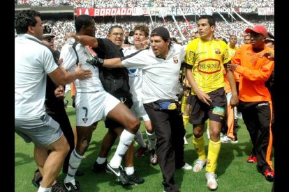 Víctor Montoya (d) tuvo un paso por Barcelona.