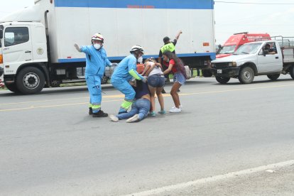 La allegada de uno de los reclusos se desmayó en los exteriores de la CPL de Guayaquil.