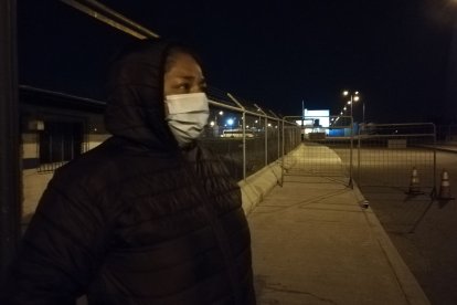 Mireya Ortiz esperaba afuera de la prisión a que le dieran noticias sobre la salida de su hijo.