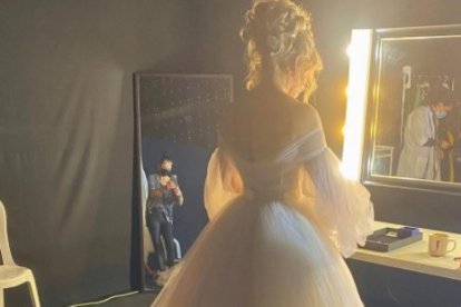 Esta foto subida a su cuenta de Instagram en el que se la ve vestida de novia y de espaldas, alborotó las redes sociales