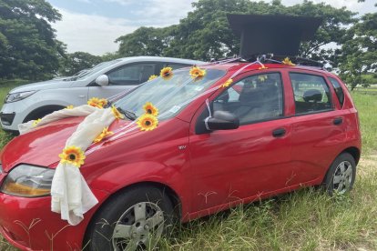 Algunos padres de familia decoraron su vehículo.