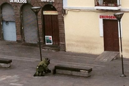 El policía puso un explosivo y al poco tiempo se alejó.