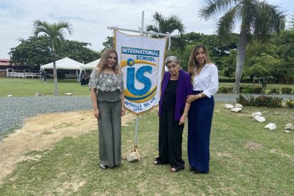 Parte del directorio del establecimiento, Mercedes Váscones, Conchita Romo y Mercedes Sánchez.