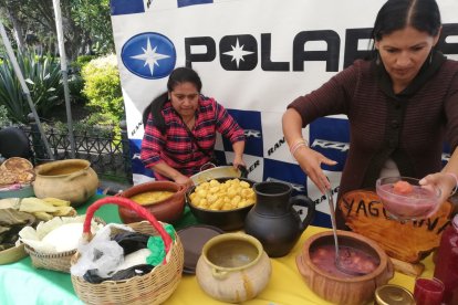 En cacerolas de barro preparan algunas de las comidas típicas.