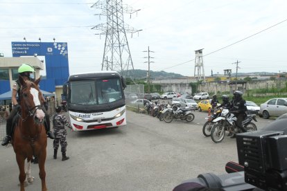A las 11:00 salió el primer bus con varios internos.
