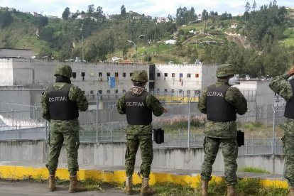 Los alrededores del reclusorio están siendo vigilados por fuerzas militares.