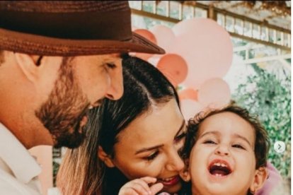 Edder Calderón y su esposa Karen Ramírez junto a la menor de sus hijas, Raquelita