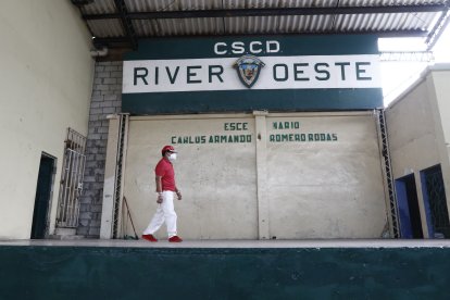 Alfredo González, socio jubilado, recorre el escenario del club porteño.