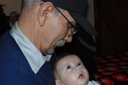 Si eres abuelo... dedícate a disfrutar este rol: consiente y juega con tus nietos, te hará bien a tu salud mental.