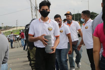 El grupo entregó tarrinas de comida y fundas de jugo a las 15:35 de este viernes.