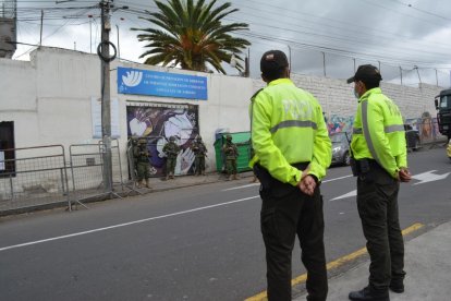 Policías y militares reforzaron la seguridad en el CRS de Ambato.