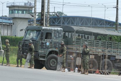 En los exteriores de las cárcel de Guayaquil aún se mantiene el control militar.