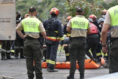 En la extracción del cuerpo también participaron agentes de la policía.