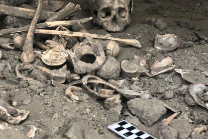 En una fosa se hallaron vestigios arqueológicos que corresponderían a una tumba.