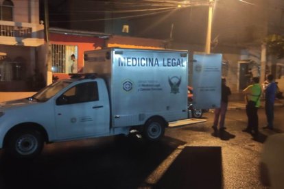 El cuerpo de Washington Jhonny Gamboa  fue embarcado en el carro de Medicina Legal.