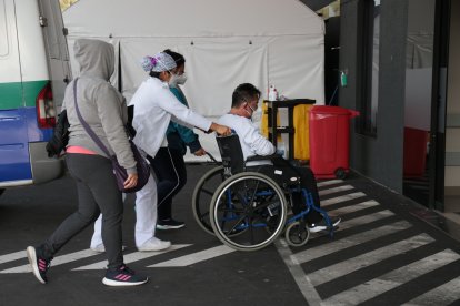 Las salas de los hospitales continúan llenas.