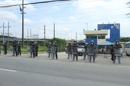 Militares continúan resguardando el exterior del Centro de Privación de Libertad.