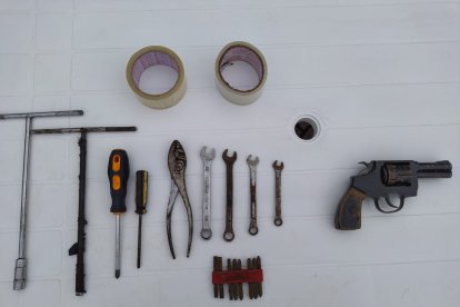 Las herramientas y arma de fuego que la Policía halló en poder de uno de los presuntos asaltantes.