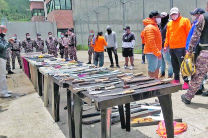 Varios reos entregaron infinidades de artículos prohibidos, entre estos armas de fuego, cuchillos y drogas.