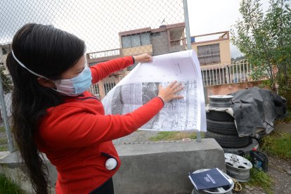 Estefanía Pabón muestra en los planos cómo se ha ido erosionando el filo de la hondonada.