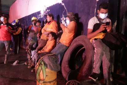 Los trabajadores esperaban a que los bomberos terminaran de apagar el fuego.