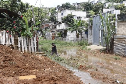 Los moradores deben hacer malabares para poder llegar a sus domicilios.