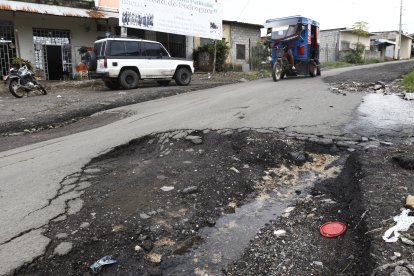 La única vía pavimentada presenta enormes huecos, afectando en la circulación.
