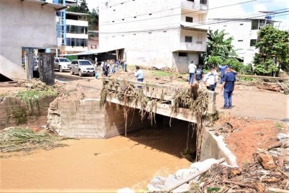 Los daños evidentes en algunas calles y puentes.