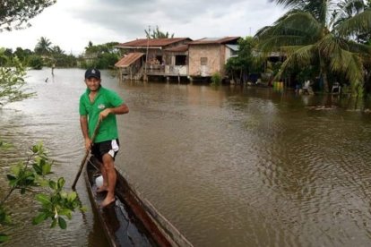En ciertos sectores del cantón Tosagua, algunas pobladores se movilizan en canoas.