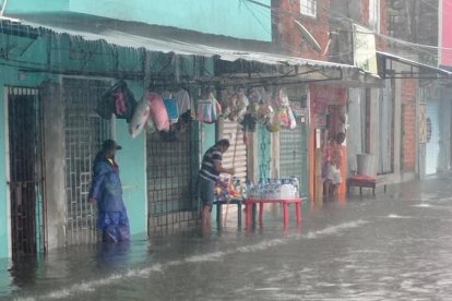 Por la intensa lluvia, el agua se acumuló en varias avenidas.