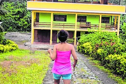 una joven va hacia la casa que cuidaba su padrastro, aprehendido porque supuestamente abusaba de una adolescente con discapacidad.