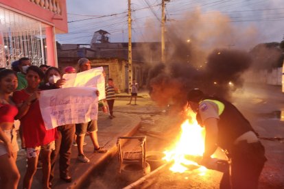 Habitantes de Las Terrazas quemaron llantas en la calle, luego de la medida les enviaron 10 tanqueros con agua.