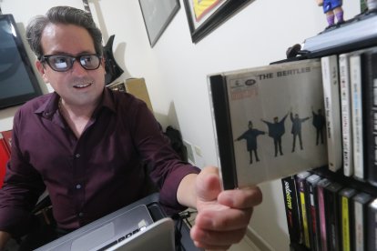 Abraham en su estudio y oficina, en casa, mostrando su colección de discos.